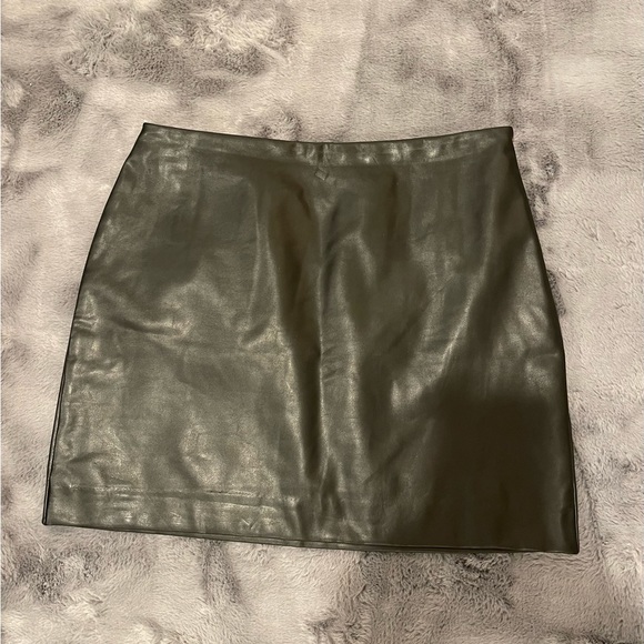 Express faux leather mini skirt - Picture 3 of 4
